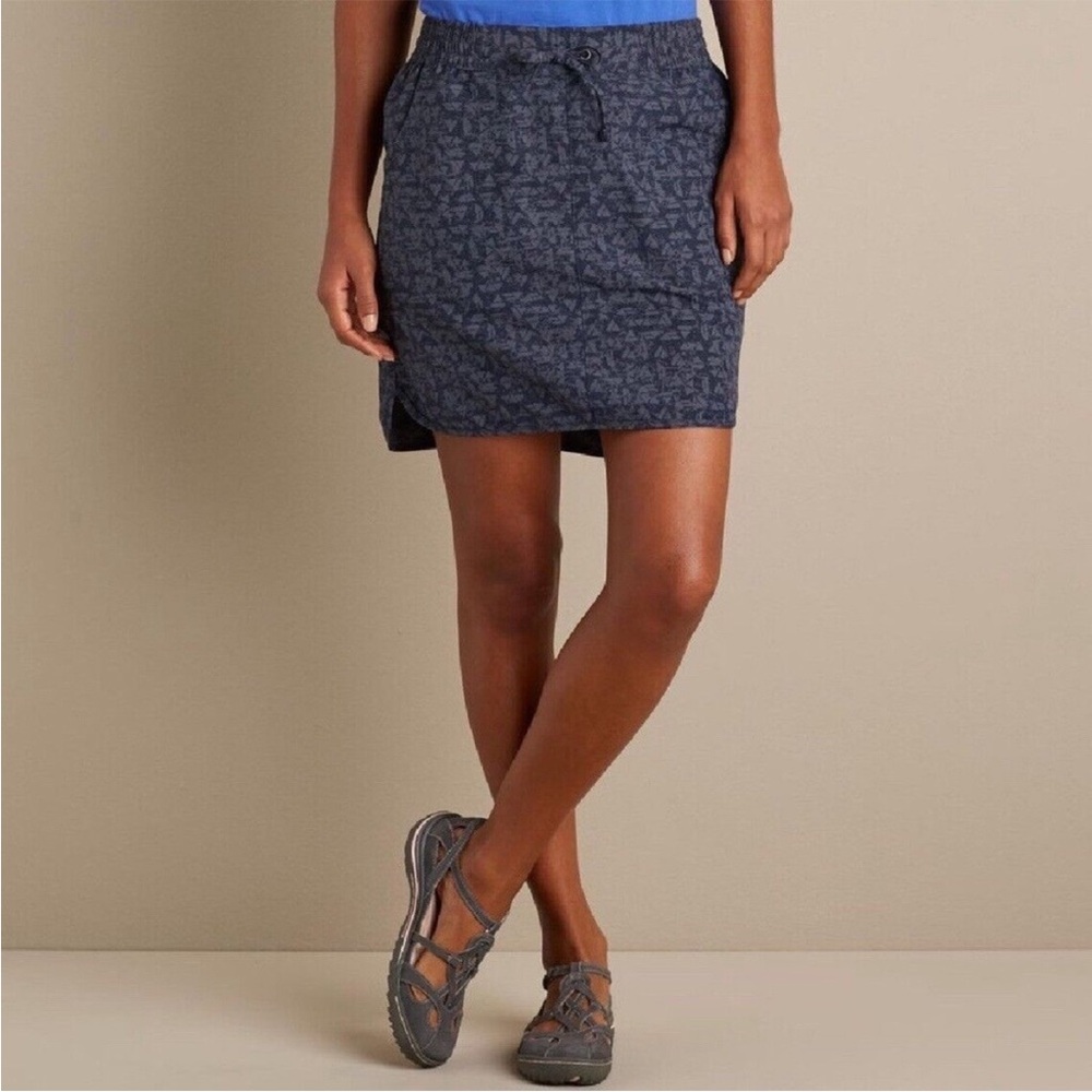 Women’s Medium Duluth Dri-fit Skirt in Navy and Gray Geometric Design